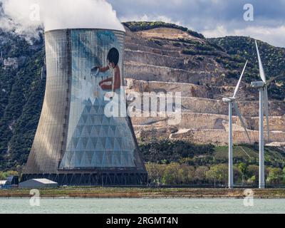 Cruas, Frankreich - 4. April 2023: Blick über den Fluss im Kernkraftwerk (CNPE Cruas-Meysse) vor Kalksteingestein im Hintergrund. Stockfoto