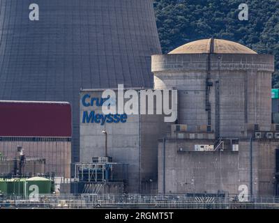 Cruas, Frankreich - 4. April 2023: Blick über den Fluss im Kernkraftwerk (CNPE Cruas-Meysse) vor Kalksteingestein im Hintergrund. Stockfoto