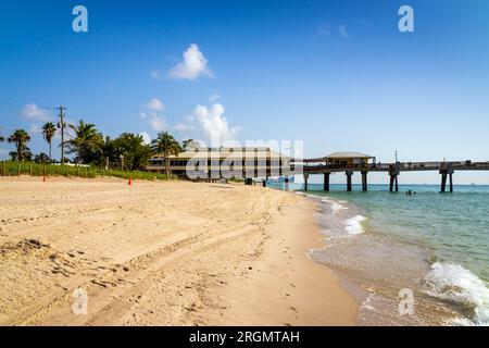 DANIA BEACH, FLORIDA, USA - 24 2023. JULI Blick auf das Quarter Deck Gebäude am Pier und am Strand Stockfoto