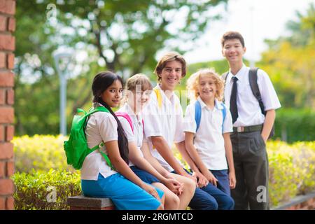 Die Kinder gehen wieder zur Schule. Interrassische Gruppe von Kindern gemischten Alters am ersten Tag des neuen Schuljahres. Teenager im Klassenzimmer. Stockfoto