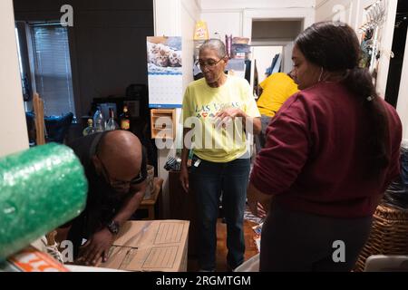 Plainfield, USA. 10. Aug. 2023. Mrs. JACKIE GREENE, verließ das Haus, bekommt Hilfe beim Packen und Umziehen ihrer Sachen aus ihrer Wohnung in der 501 West 7. Street in Plainfield, New Jersey. Anfang des Monats hat die Stadt Plainfield ihr Gebäude abgesagt. Greene lebt seit 32 Jahren und wird vorübergehend bei einem Verwandten bleiben. (Kreditbild: © Brian Branch Price/ZUMA Press Wire) NUR REDAKTIONELLE VERWENDUNG! Nicht für den kommerziellen GEBRAUCH! Stockfoto