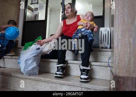 Plainfield, USA. 10. Aug. 2023. MARIA CASTRO mit ihrem kleinen Sohn Jason in der 501 West 7. Street in Plainfield, New Jersey. Castro war Bewohner des Appartementhauses, das Anfang des Monats von der Stadt zum Abriss verurteilt wurde. Castro hatte vorübergehende Wohnungen in einem nahe gelegenen Hotel gefunden. (Kreditbild: © Brian Branch Price/ZUMA Press Wire) NUR REDAKTIONELLE VERWENDUNG! Nicht für den kommerziellen GEBRAUCH! Stockfoto