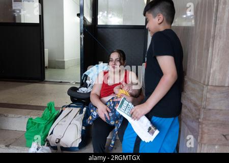 Plainfield, USA. 10. Aug. 2023. MARIA CASTRO mit ihrem kleinen Sohn Jason und steven in der 501 West 7. Street in Plainfield, New Jersey. Castro war Bewohner des Appartementhauses, das Anfang des Monats von der Stadt zum Abriss verurteilt wurde. Castro hatte vorübergehende Wohnungen in einem nahe gelegenen Hotel gefunden. (Kreditbild: © Brian Branch Price/ZUMA Press Wire) NUR REDAKTIONELLE VERWENDUNG! Nicht für den kommerziellen GEBRAUCH! Stockfoto