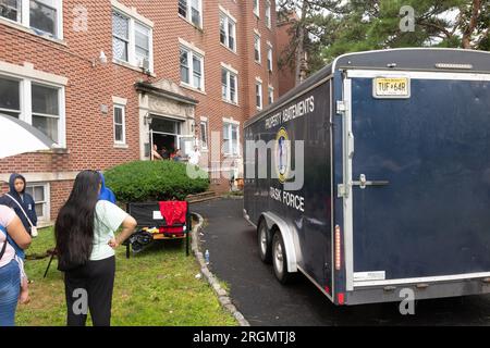 Plainfield, USA. 10. Aug. 2023. Die Bewohner außerhalb ihrer Wohnung in der 501 West 7. Street in Plainfield, New Jersey, entscheiden, wohin sie ziehen, nachdem das Gebäude Anfang des Monats von der Stadt abgerissen wurde. The City of Plainfield bietet Transport für die Möbel und Gegenstände der Bewohner in eine temporäre Lagereinrichtung (Kreditbild: © Brian Branch Price/ZUMA Press Wire), NUR REDAKTIONELLE VERWENDUNG! Nicht für den kommerziellen GEBRAUCH! Stockfoto