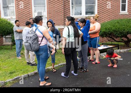 Plainfield, USA. 10. Aug. 2023. Die Bewohner außerhalb ihrer Wohnung in der 501 West 7. Street in Plainfield, New Jersey, entscheiden, wohin sie ziehen, nachdem das Gebäude Anfang des Monats von der Stadt abgerissen wurde. (Kreditbild: © Brian Branch Price/ZUMA Press Wire) NUR REDAKTIONELLE VERWENDUNG! Nicht für den kommerziellen GEBRAUCH! Stockfoto