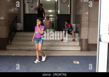 Plainfield, USA. 10. Aug. 2023. Kinder werden in der Lobby des Appartementgebäudes in der 501 West 7. Street in Plainfield, New Jersey, gezeigt. Anfang des Monats hat die Stadt Plainfield ihr Gebäude abgesagt. (Kreditbild: © Brian Branch Price/ZUMA Press Wire) NUR REDAKTIONELLE VERWENDUNG! Nicht für den kommerziellen GEBRAUCH! Stockfoto