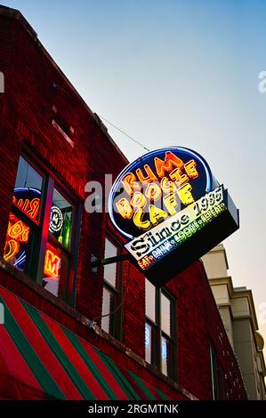 Neonschilder entlang der Beale Street in Memphis Stockfoto