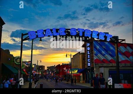 Neonschilder entlang der Beale Street in Memphis Stockfoto
