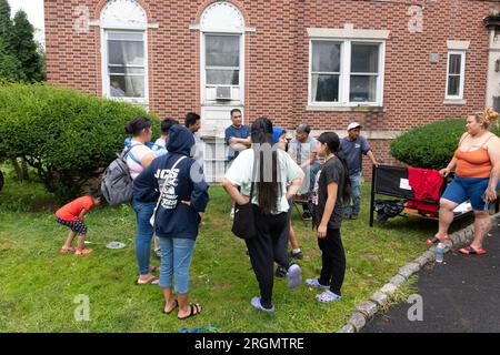 Plainfield, USA. 10. Aug. 2023. Die Bewohner außerhalb ihrer Wohnung in der 501 West 7. Street in Plainfield, New Jersey, entscheiden, wohin sie ziehen, nachdem das Gebäude Anfang des Monats von der Stadt abgerissen wurde. (Kreditbild: © Brian Branch Price/ZUMA Press Wire) NUR REDAKTIONELLE VERWENDUNG! Nicht für den kommerziellen GEBRAUCH! Stockfoto