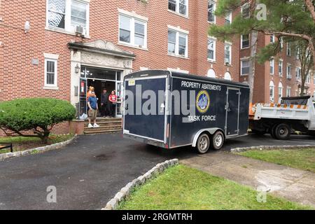 Plainfield, USA. 10. Aug. 2023. Die Bewohner außerhalb ihrer Wohnung in der 501 West 7. Street in Plainfield, New Jersey, entscheiden, wohin sie ziehen, nachdem das Gebäude Anfang des Monats von der Stadt abgerissen wurde. The City of Plainfield bietet Transport für die Möbel und Gegenstände der Bewohner in eine temporäre Lagereinrichtung (Kreditbild: © Brian Branch Price/ZUMA Press Wire), NUR REDAKTIONELLE VERWENDUNG! Nicht für den kommerziellen GEBRAUCH! Stockfoto