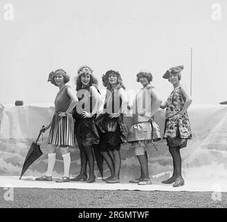 Badesachen posieren für ein Foto ca. 1922 Stockfoto