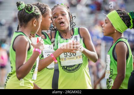 2. August 2023: Austyn Merritt, Zentrum des BeastMode USA Track Club, erhält Wasser von Teamkollegen, die der 10 Jahre alten Abteilung Girls 4x400 Meter Relay bei den Olympischen Spielen der AAU Junior im Drake Stadium 2023 auf dem Campus der Drake University in des Moines, Iowa, nachgehen. Prentice C. James/CSM Stockfoto