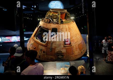 Washington, USA. 10. Aug. 2023. Besucher sehen das Kommandomodul Apollo 11 im National Air and Space Museum in Washington, DC, USA, am 10. August 2023. Das National Air and Space Museum beherbergt über 60.000 Artefakte. Das Hauptgebäude des Museums wurde 1976 an der National Mall eröffnet. Kredit: Liu Jie/Xinhua/Alamy Live News Stockfoto