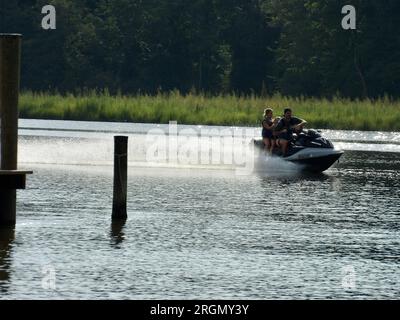 Kodak PIXPRO AZ528 Superzoom Project; Spaß für die ganze Familie beim Jet-Skiing auf dem Fluss. Stockfoto