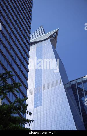 30 Hudson Yards Gebäude in der West Side von Midtown Manhattan, New York City mit einer dreieckigen Aussichtsplattform, bekannt als The Edge Stockfoto