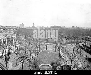 Blick auf Dupont Circle, Washington, D.C., nach Osten, aus einem erhöhten Winkel. Fotoshows auf der Skyline (links zur Mitte): Leiter Mansion; Cairo Hotel (Hochhaus); St. Thomas Episcopal Kirche, McCormick Apartments. Unten rechts, 1900 Block von P Street, N.W. Ca. 1910-1929 Stockfoto