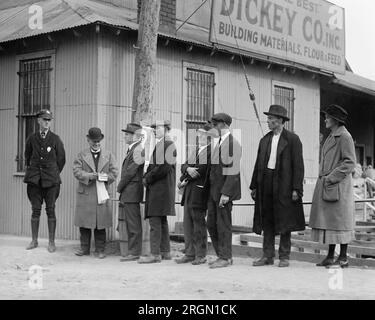 Die Leute stehen in der Schlange und warten auf die Wahl von ca. 1924 Stockfoto