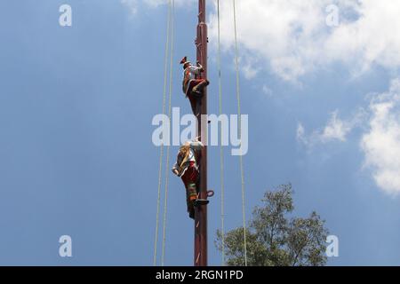 Mexiko-Stadt, Mexiko - 2. August 2023: Die rituelle Zeremonie der Voladores de Papantla ist ein Tanz, der mit Fruchtbarkeit in Verbindung gebracht wird Stockfoto