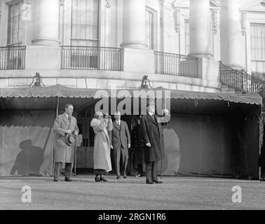 Präsident Calvin Coolidge und Mrs. Coolidge sehen die Sonnenfinsternis ca. 1925 Stockfoto
