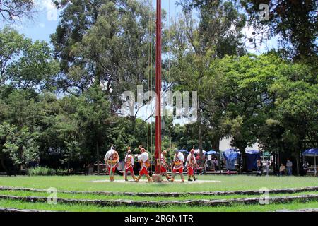 Mexiko-Stadt, Mexiko - 2. August 2023: Die rituelle Zeremonie der Voladores de Papantla ist ein Tanz, der mit Fruchtbarkeit in Verbindung gebracht wird Stockfoto