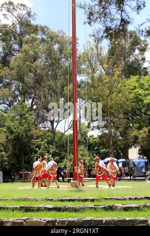 Mexiko-Stadt, Mexiko - 2. August 2023: Die rituelle Zeremonie der Voladores de Papantla ist ein Tanz, der mit Fruchtbarkeit in Verbindung gebracht wird Stockfoto