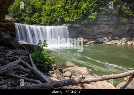 Cumberland Falls – Ein großer Wasserfall in einer Schlucht in Kentucky. Stockfoto