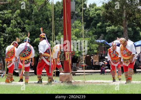 Mexiko-Stadt, Mexiko - 2. August 2023: Die rituelle Zeremonie der Voladores de Papantla ist ein Tanz, der mit Fruchtbarkeit in Verbindung gebracht wird Stockfoto