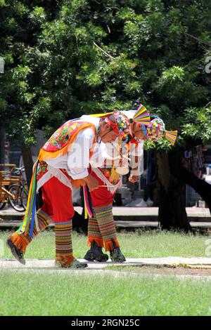 Mexiko-Stadt, Mexiko - 2. August 2023: Die rituelle Zeremonie der Voladores de Papantla ist ein Tanz, der mit Fruchtbarkeit in Verbindung gebracht wird Stockfoto