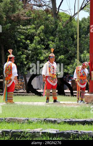 Mexiko-Stadt, Mexiko - 2. August 2023: Die rituelle Zeremonie der Voladores de Papantla ist ein Tanz, der mit Fruchtbarkeit in Verbindung gebracht wird Stockfoto