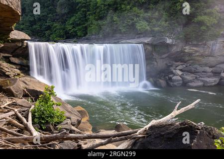 Cumberland Falls – Ein großer Wasserfall in einer Schlucht in Kentucky. Stockfoto