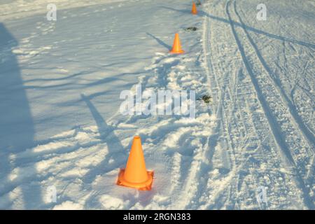 Skipiste für Wettbewerbe. Gerollter Schnee. Details zur Rennstrecke in den Bergen. Sportrelais im Winter. Stockfoto