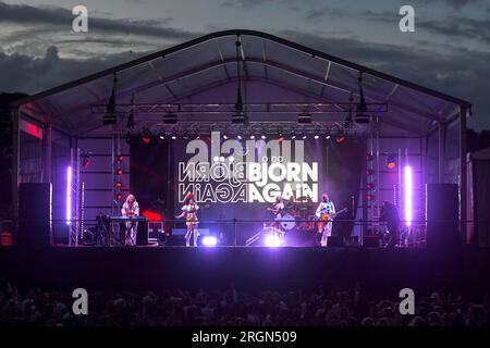 Sydney, Australien - 9. 2022. April - die Abba-Tribute-Band Bjorn tritt am 9. April 2022 erneut auf der Royal Randwick Stage in Sydney, Australien auf. Stockfoto
