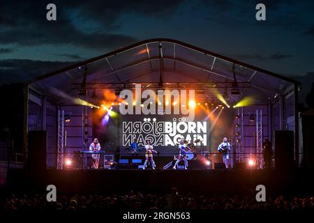 Sydney, Australien - 9. 2022. April - die Abba-Tribute-Band Bjorn tritt am 9. April 2022 erneut auf der Royal Randwick Stage in Sydney, Australien auf. Stockfoto