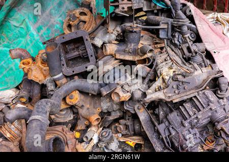 Haufen von rostigen und schmutzigen veraltert alten Fahrzeug Metallmotor und Ersatzteile. Stockfoto