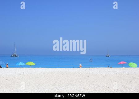 Ein Sommertag am Strand, bunte Sonnenschirme, Myrtos Beach, Kefalonia, Ionische Inseln, Griechenland Stockfoto