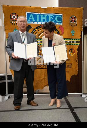 Bericht: USDA und AIHEC Unterzeichnung einer Vereinbarung - US-Stellvertretender Landwirtschaftsminister Dr. Jewel Bronaugh und Dr. David Yarlott, Vorsitzender des Board of American Indian Higher Education Consortium und Präsident des Little Big Horn College, Montana beglückwünscht sich gegenseitig nach der Unterzeichnung der feierlichen Vereinbarung zwischen USDA und AIHEC am 10. Februar 2023. Stockfoto