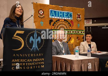 Bericht: USDA und AIHEC Unterzeichnung einer Vereinbarung – Billie Carrie, Präsidentin und Chief Executive Officer des American Indian Higher Education Consortium, begrüßt den stellvertretenden Landwirtschaftsminister der USA Dr. Jewel Bronaugh und Dr. David Yarlott, Vorstandsvorsitzender der AIHEC und Präsident des Little Big Horn College. Montana zur feierlichen Unterzeichnung der Vereinbarung zwischen USDA und AIHEC am 10. Februar 2023. Stockfoto