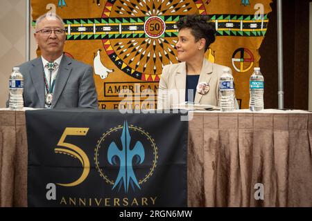 Bericht: USDA und AIHEC Unterzeichnung des Memorandum of Agreement - US Deputy Agriculture Secretary Dr. Jewel Bronaugh und Dr. David Yarlott, Vorsitzender des Board of American Indian Higher Education Consortium und Präsident des Little Big Horn College, Montana, vor Unterzeichnung des feierlichen Memorandum of Agreement USDA und AIHEC am 10. Februar 2023. Stockfoto