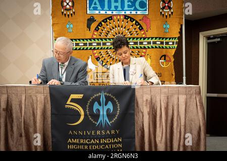 Bericht: USDA und AIHEC Memorandum of Agreement Unterzeichnung - US Deputy Agriculture Secretary Dr. Jewel Bronaugh und Dr. David Yarlott, Vorsitzender des Board of American Indian Higher Education Consortium und Präsident des Little Big Horn College, Montana unterzeichnen die feierliche USDA- und AIHEC Memorandum of Agreement am 10. Februar 2023. Stockfoto