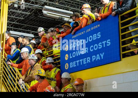 Bericht: Präsident Joe Biden besucht LiUNA Training Center (2023) – Präsident Joe Biden gibt am Mittwoch, den 8. Februar 2023, eine Stellungnahme zur Wirtschaft im LiUNA Training Center in DeForest, Wisconsin. Stockfoto