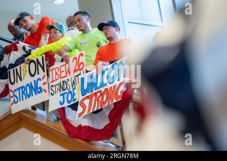 Bericht: Präsident Joe Biden besucht IBEW Local 26 in Lanham, Maryland - Präsident Joe Biden äußert sich zu seinem Wirtschaftsplan am Mittwoch, den 15. Februar 2023, auf der IBEW Local 26 in Lanham, Maryland. Stockfoto