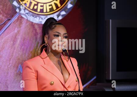 Ashanti beleuchtet das Empire State Building während einer Aufnahme des 50. Jahrestags von Hip-Hop im Empire State Building am 10. August 2023 in New York City. (Foto: Vanessa Carvalho) Kredit: Brazil Photo Press/Alamy Live News Stockfoto