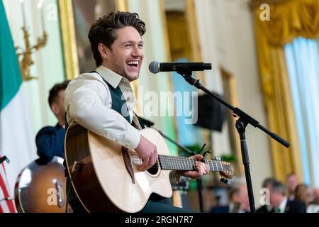 Bericht: St. Patrick's Day at the White House (2023) - Singer Niall Horan tritt in einem St. Patrick's Day Empfang, Freitag, 17. März 2023, im Ostzimmer des Weißen Hauses. Stockfoto