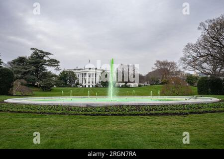 Bericht: St. Patrick's Day at the White House (2023) - der South Lawn Brunnen ist grün gefärbt zu Ehren von St. Patrick's Day, Freitag, 17. März 2023, auf dem südlichen Rasen des Weißen Hauses. Stockfoto