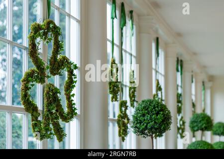 Bericht: St. Patrick's Day at the White House (2023) - Dekorationen werden zu Ehren von St. Patrick's Day, Freitag, 17. März 2023, in der Ostkolonnade des Weißen Hauses. Stockfoto