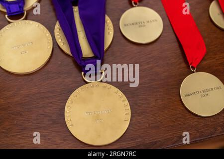 Reportage: Joe Biden überreicht Medaillen bei der National Arts and Humanities Medal Ceremony (2023) – Präsident Joe Biden hält Bemerkungen bei der National Arts and Humanities Medal Ceremony am Dienstag, den 21. März 2023, im East Room des Weißen Hauses. Hier sind einige der einzelnen Medaillen abgebildet, die verliehen werden sollen. Stockfoto