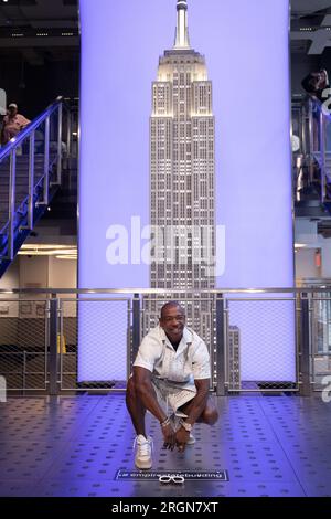 Ja Rule beleuchtet das Empire State Building in der Aufnahme des 50. Jahrestags von Hip-Hop im Empire State Building am 10. August 2023 in New York City. (Foto: Vanessa Carvalho) Kredit: Brazil Photo Press/Alamy Live News Stockfoto