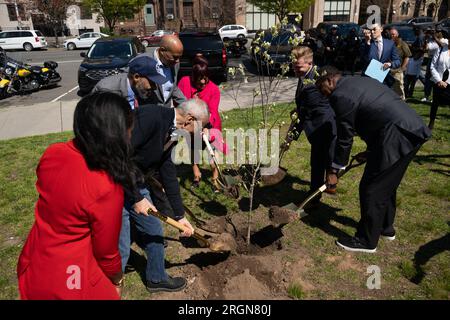 Bericht: USDA-Besuch in Newark, New Jersey, um den Preis für die Baumpflanzung bekannt zu geben (April 2023) - Senator Cory Booker nimmt an einer feierlichen Baumpflanzung im Lincoln Park in Newark, New Jersey, Teil. Stockfoto