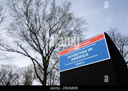 Bericht: USDA-Besuch in Newark, New Jersey, um den Preis für die Gewährung von Baumpflanzungen bekannt zu geben (April 2023) – Nahaufnahme eines „Joe Biden Investing in America“-Zeichens für eine Veranstaltung in Newark, New Jersey Stockfoto