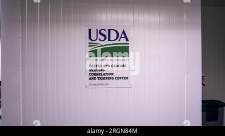 Bericht: USDA Cattle & Carcass Training Center (CCTC) an der Colorado State University veranstaltete vom 28. Bis 30. März 2023 eine persönliche pädagogische Veranstaltung im JBS Global Food Innovation Center. Hier ist ein Schild mit dem USDA-Logo und dem Namen des Schulungszentrums abgebildet. Stockfoto